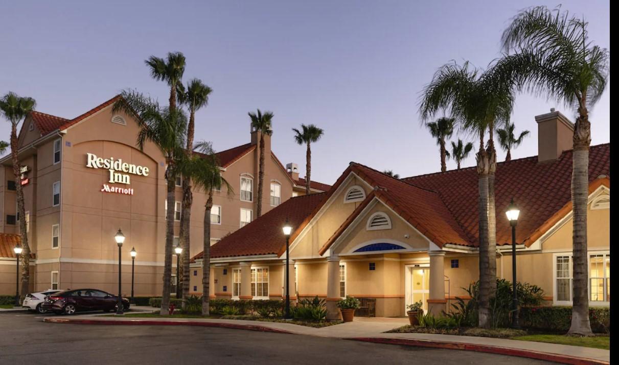 The Wedding Website of Esmeralda Diaz De Leon and DaVon Bell