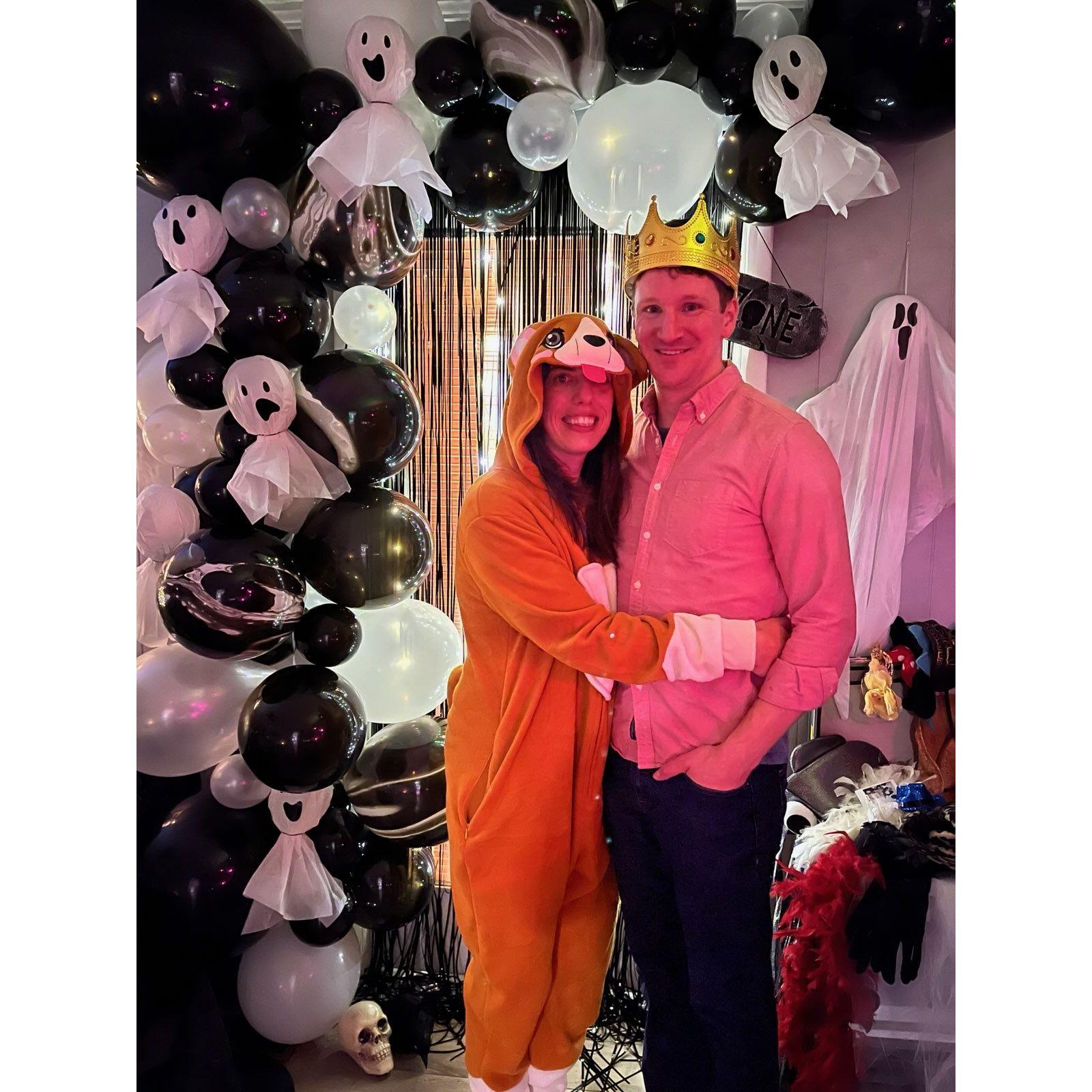 Halloween 2022 - the Queen and her Corgi