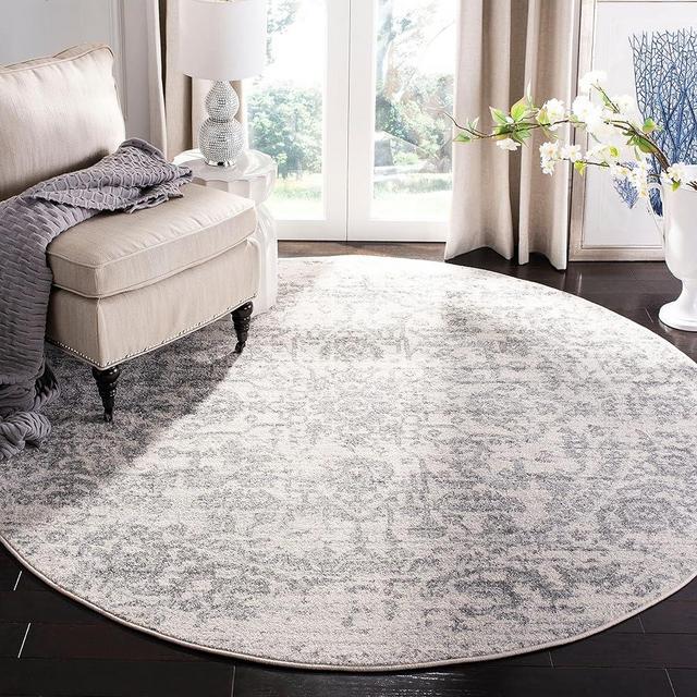 SAFAVIEH Madison Collection Area Rug - 8' Round, Silver & Ivory, Snowflake Medallion Distressed Design, Non-Shedding & Easy Care, Ideal for High Traffic Areas in Living Room, Bedroom (MAD603G)