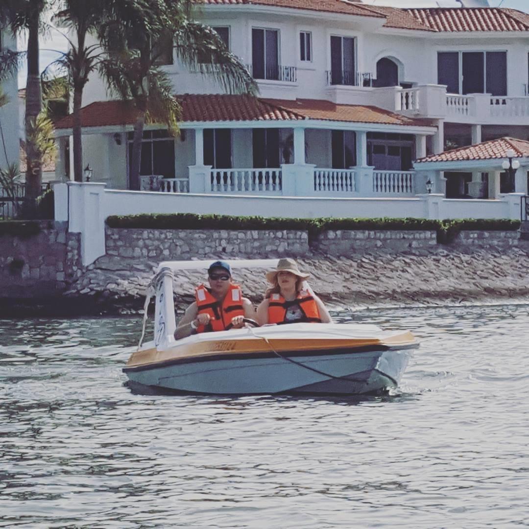 Mini speed boat cruising in Mexico!