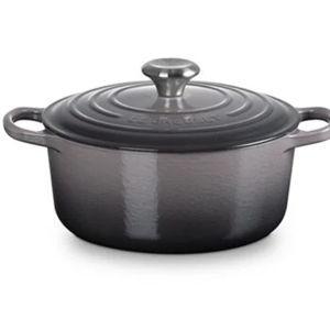 Le Creuset - Signature Round Dutch Oven (4.5 quart in Oyster color)