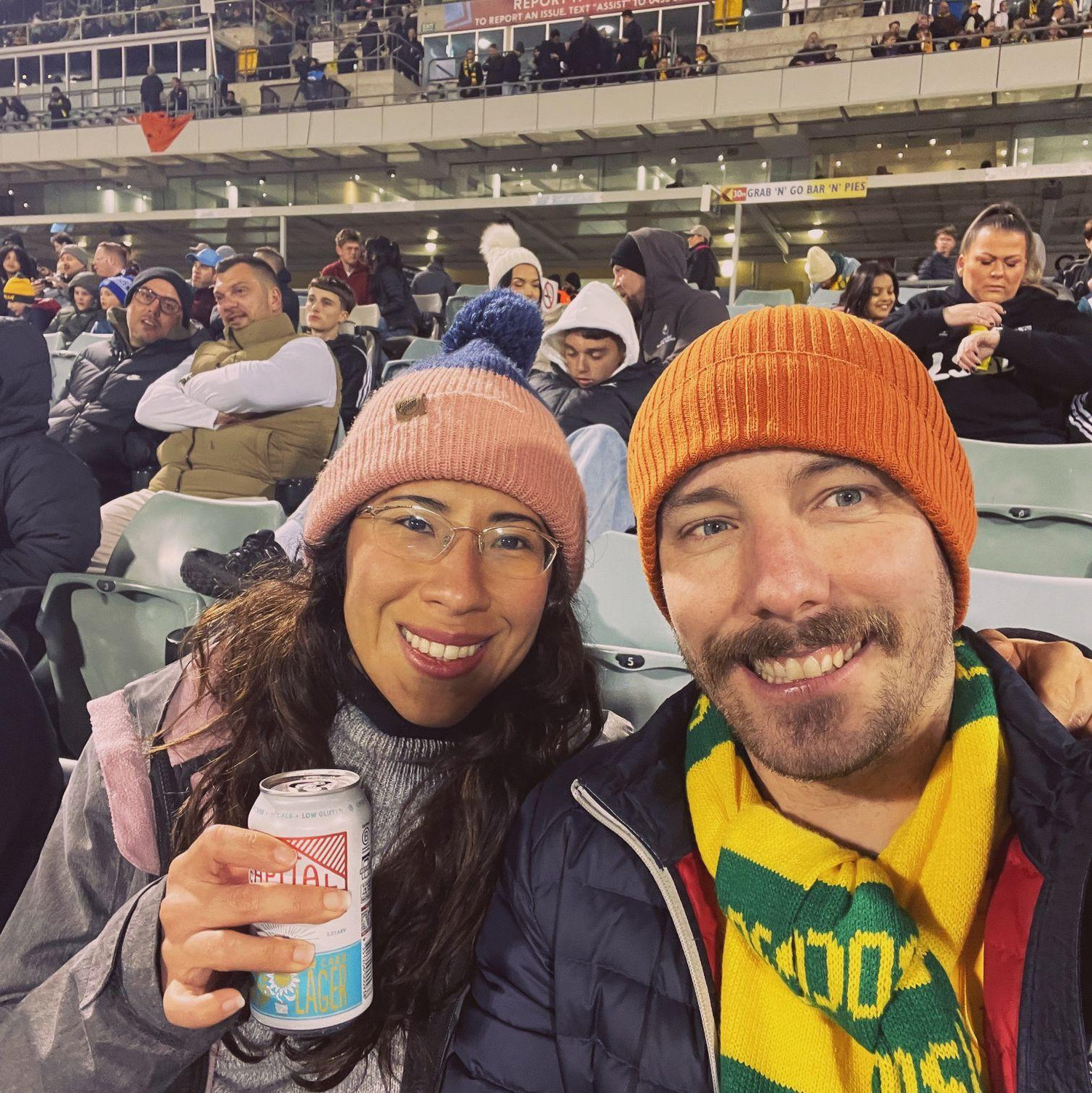Viendo jugar a la selección Australiana vs Nueva Zelanda (Australia ganó 1-0)
