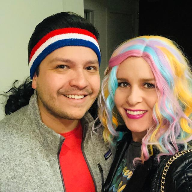 Dressing up in wigs for a friend's birthday party.

Alistándonos para la fiesta de cumple de un amigo.