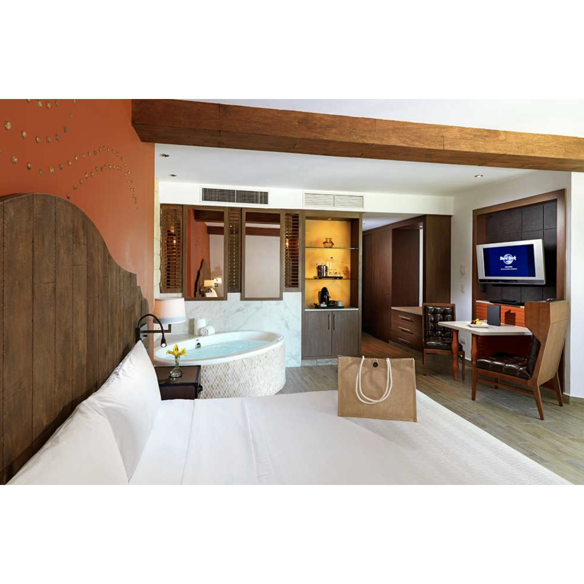 Hacienda Deluxe Diamond King
(Partial Ocean View)