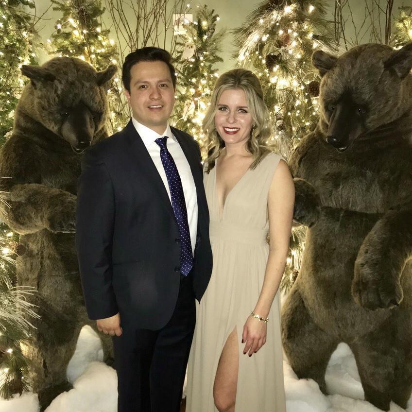 At Ashley's bridesmaid, Kim's, wedding.

En la boda de Kim (dama de honor de Ash)