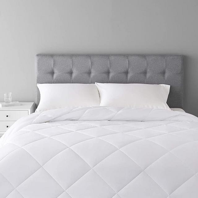 Amazon Basics Reversible, Lightweight Microfiber Comforter Blanket - Full / Queen, White