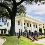 White Pillars Restaurant and Lounge