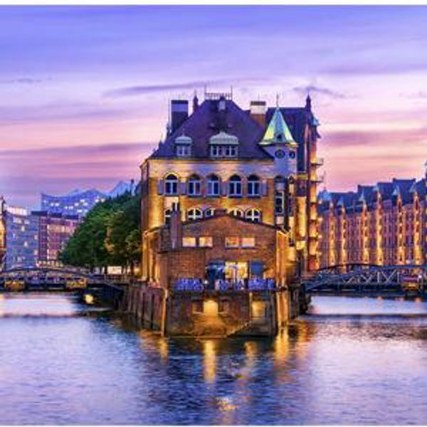Hamburg Night Lights: Panoramic Tour & Bavarian Dinner