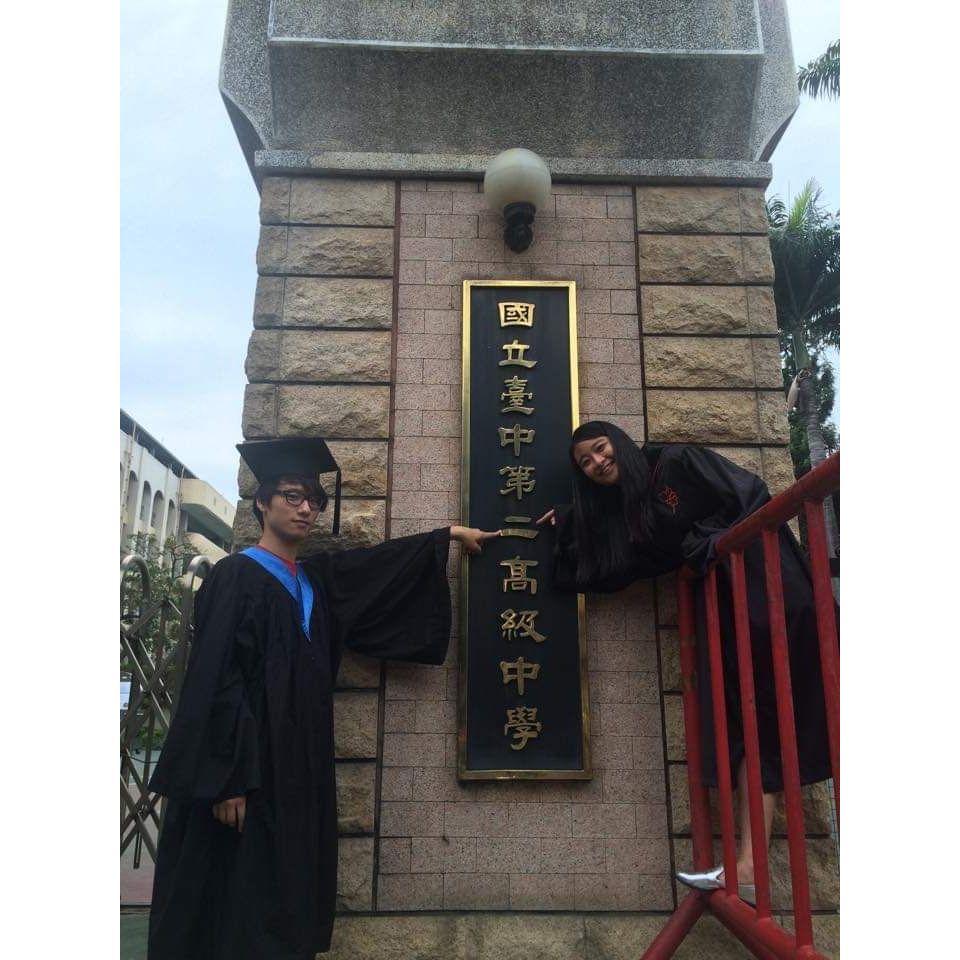 一起從二中畢業，但大學畢業才有第一張和學校的合照