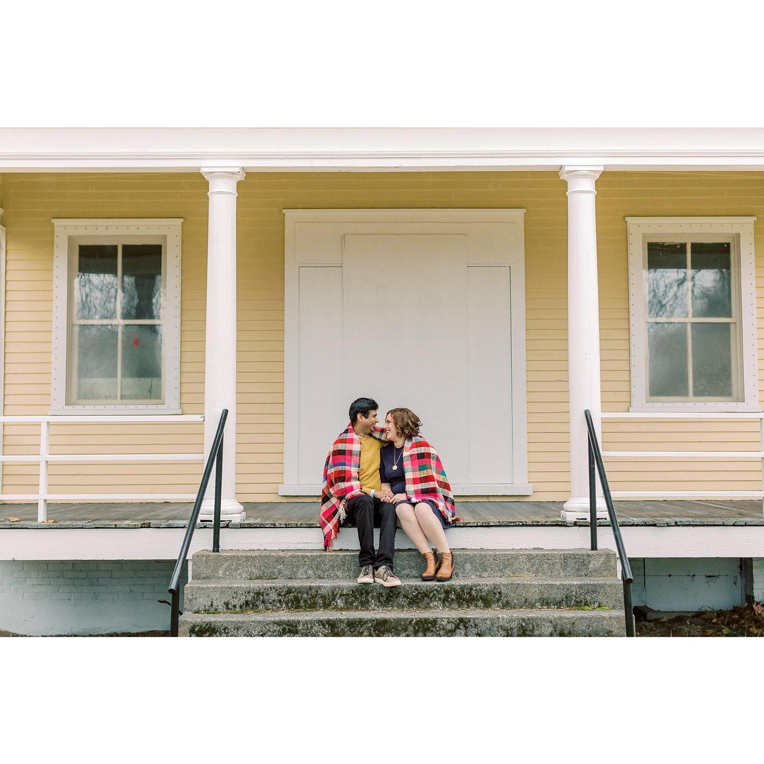 Engagement pictures in Discovery Park in Seattle, Washington. Photographer: Sarah Harris