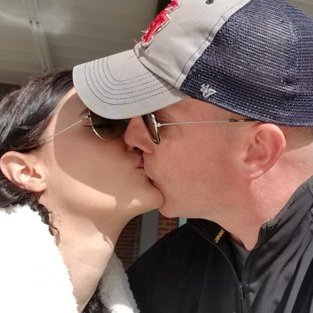 Sonic shakes and kisses!
