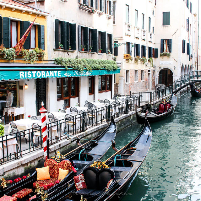 Romantic Canal-Side Dinner in Venice for 2