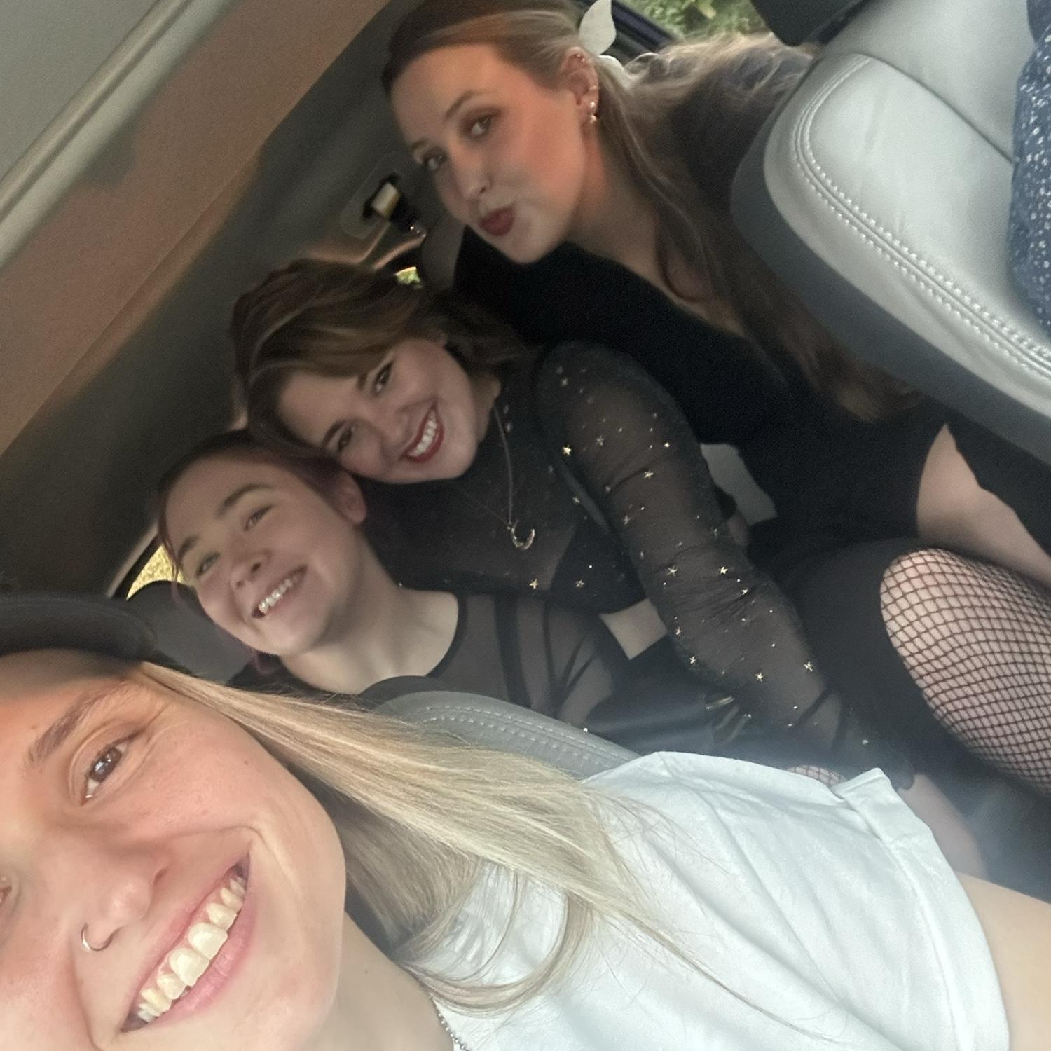 Getting ready to see Renee with Chelsea and Camryn 💕