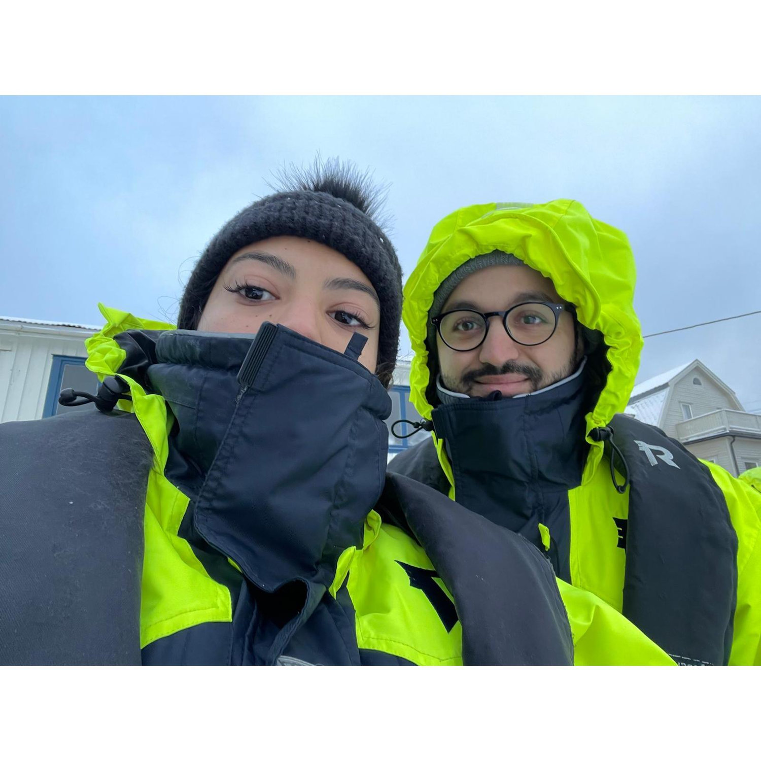 Cercle polaire, cercle de confiance.

Après le désert, le froid du Nord. Un nouveau pas dans notre histoire, au cœur des paysages glacés de Tromsø. ❄️💫