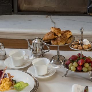 Palace Petit-Fours Stand with Feet