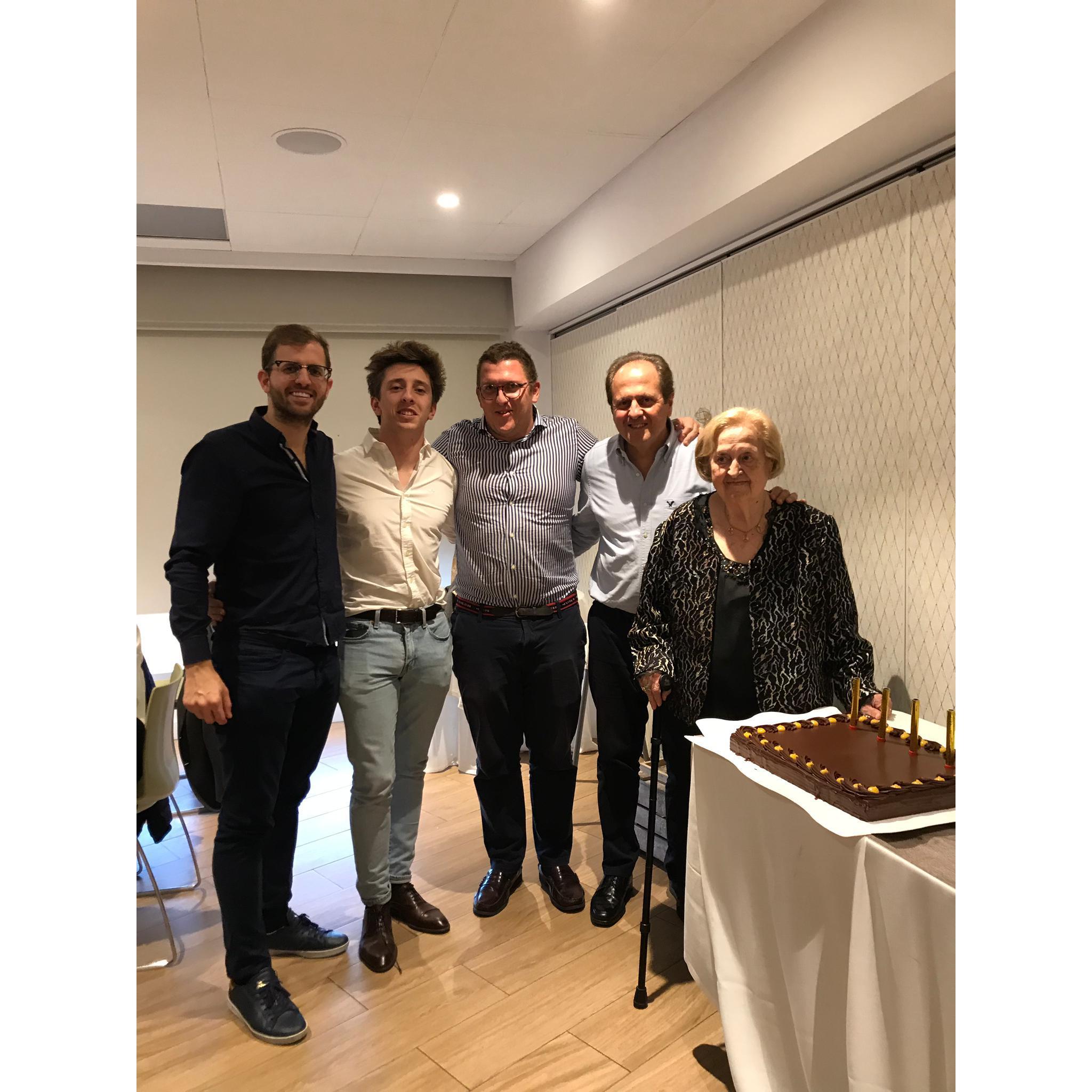 Hermanos del novio, padre y abuela