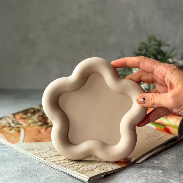 Flower Shaped Trinket Tray | Handmade Concrete Jewellery Holder | Nordic Home Decoration | Minimal Home Decor | Coffee Table Decor |