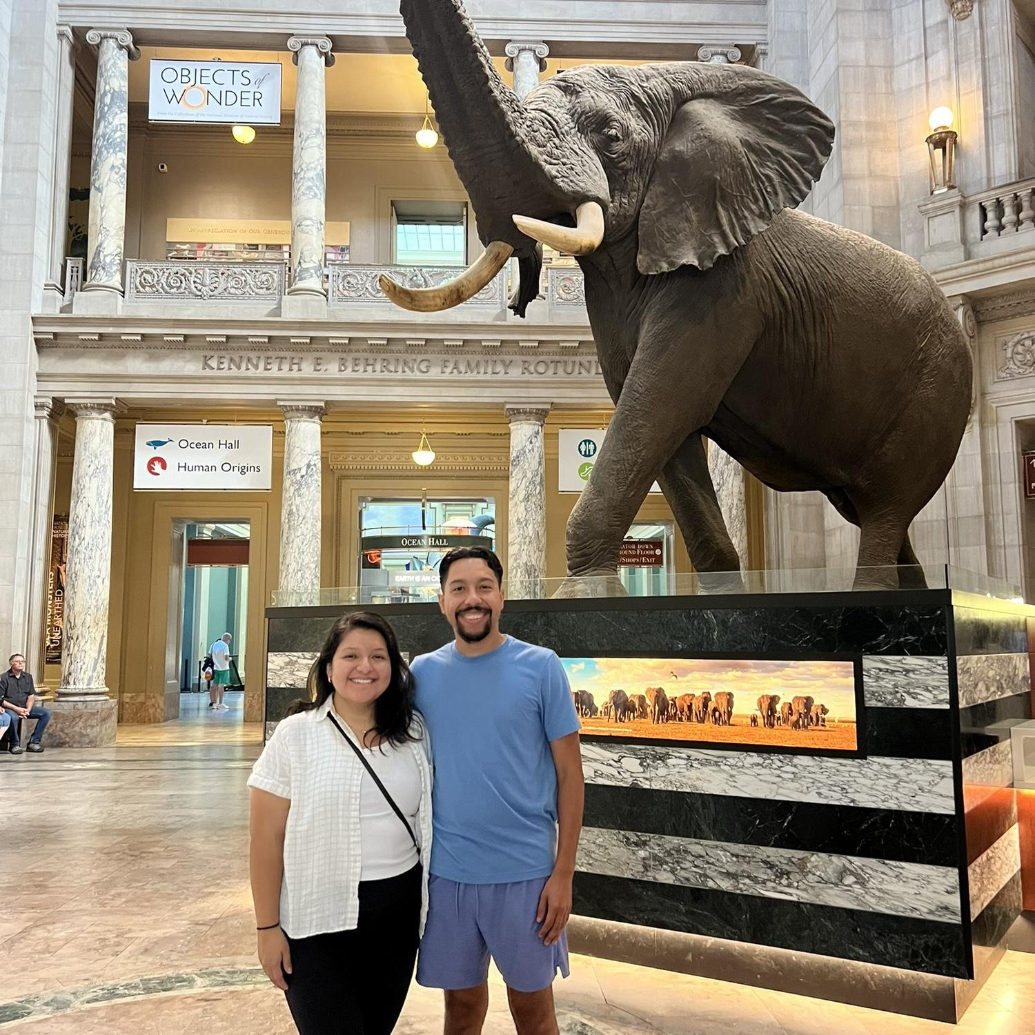 In 2024, we took our first trip together to Washington, D.C. Everyone who knows Carlos knows that he is a dinosaur enthusiast, so we had to visit the Smithsonian Museum first. / En 2024, hicimos nuestro primer viaje juntos a Washington, D.C. Todos los que conocen a Carlos saben que es un fanático de los dinosaurios, así que primero visitamos el Museo Smithsonian.