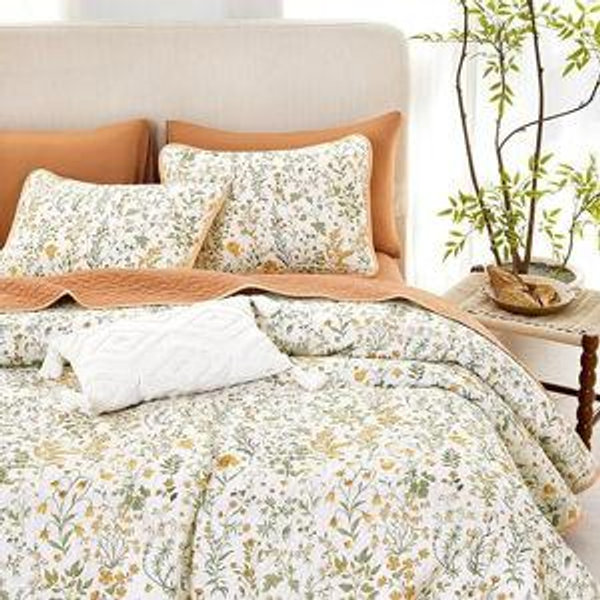 Wake In Cloud - Floral Quilt Set, Botanical Flower Shabby Chic Cottagecore Vintage Aesthetic Pattern, Reversible Lightweight Bedspread Coverlet, 3 Pieces, Orange White, Queen/Full Size