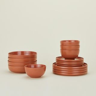 Essential 16-Piece Dinnerware Set, Service for 4