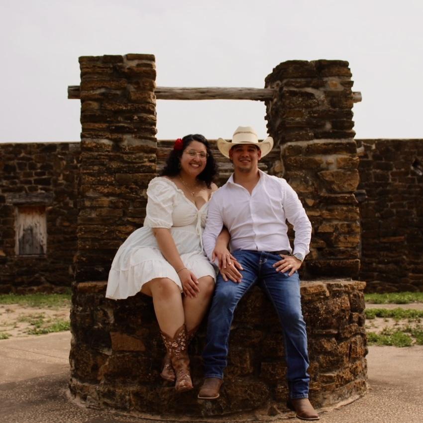 Engagement photoshoot/Sesión de fotos de compromiso 💍🤍

Our favorite photo/Nuestra foto favorita ❤️