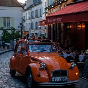 2-Hour Monument Tour in a Vintage 2CV car