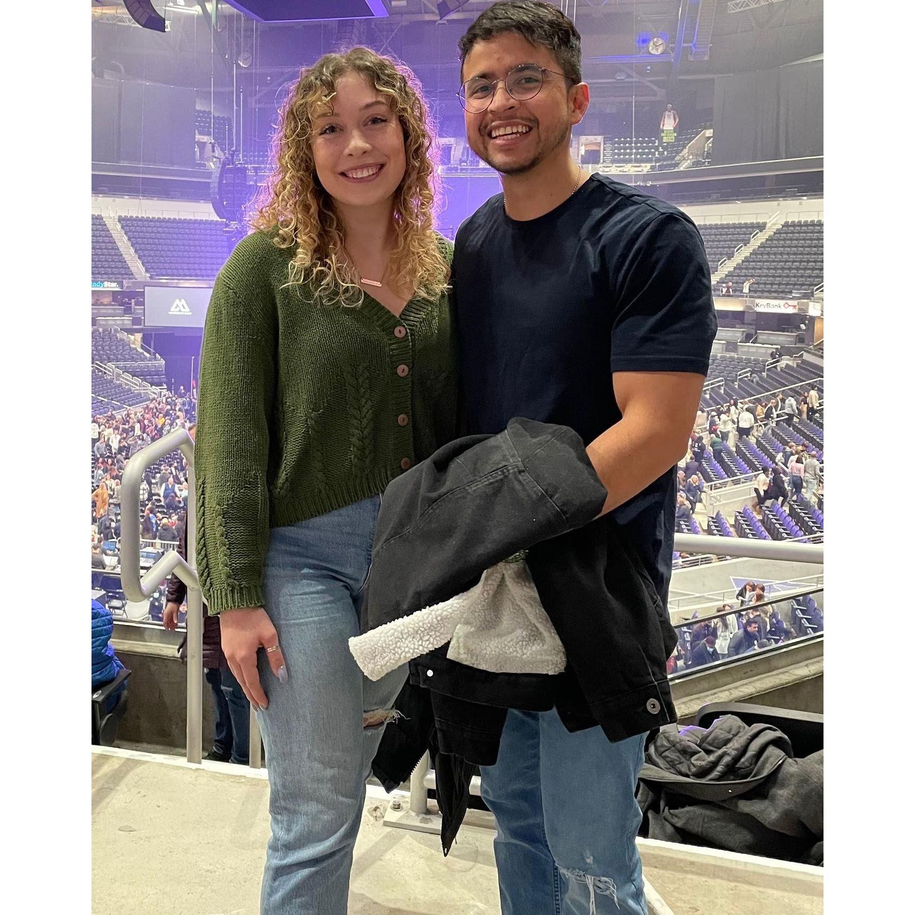 Our first date was December 11, 2021 at a Maverick City concert.
-
Nuestra primera cita fue el 11 de Diciembre de 2021 en un concierto de Maverick City.