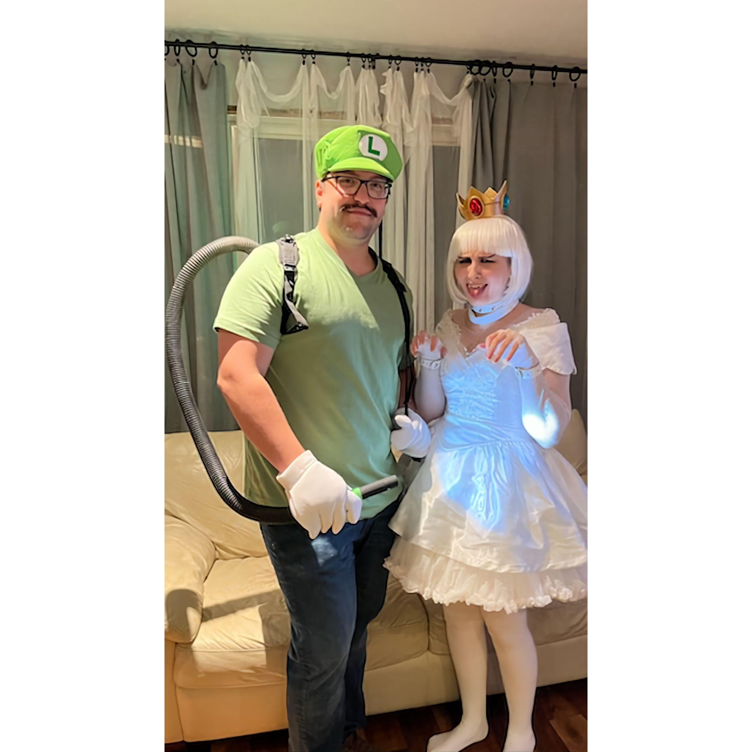 Our first couples costume! Video game related costume = Zac, Luigi's Mansion = Pascale... Compromise! - Halloween 2022