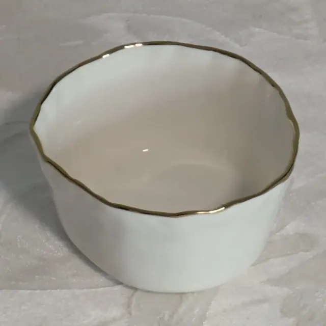 Jiallo 4" Simplicity Collection White Porcelain Gold Trim Freestyle Round Snack Bowl