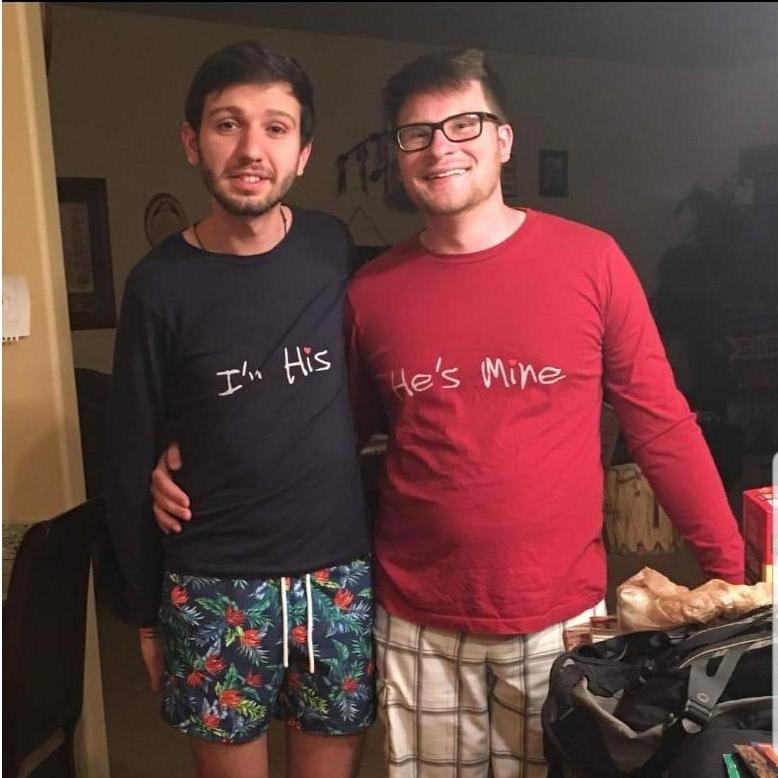 Matt bought matching shirts for Valentine's Day 2017
Matt compró camisas a juego para San Valentín 2017