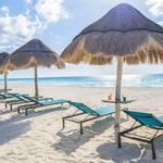 Have a drink on the beach / Tome un cocktail en la playa