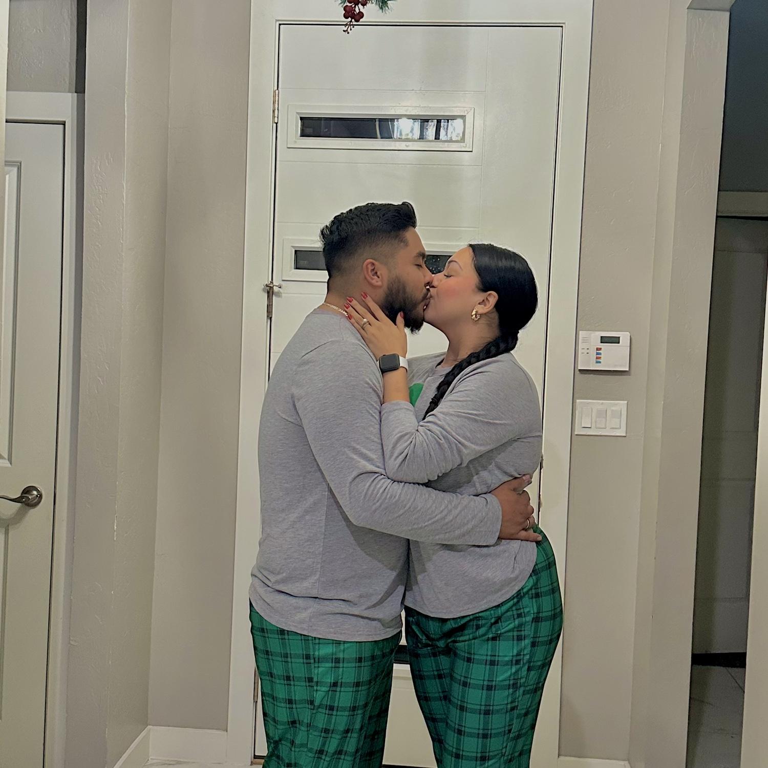 Kiss under the mistletoe 🎄