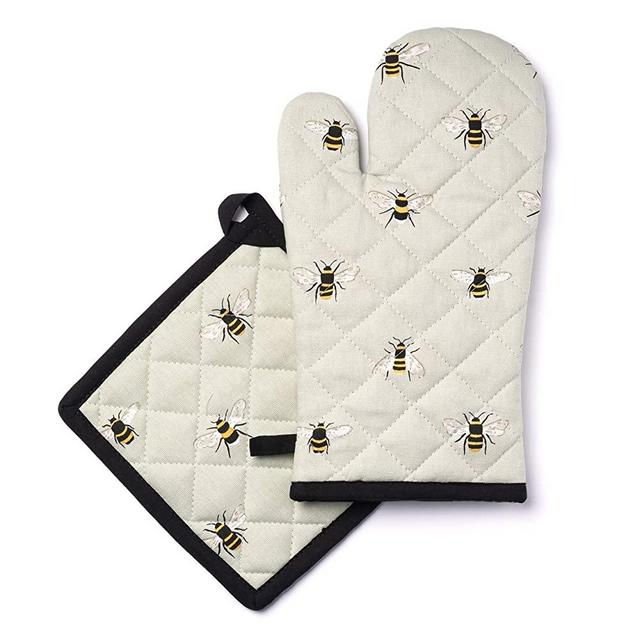 Globetrotting Merchant Bumblebee Oven Mitt and Pot Holder Set, 100% Quilted Cotton, Grey with Bumblebee print, for Cooking, Baking, Barbecue and Microwave.
