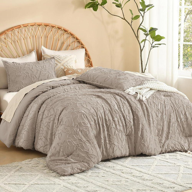 Litanika King Size Comforter Set Light Coffee, 3 Piece Cream Boho Tufted Bedding, Fluffy Farmhouse Bed Set for All Season with 2 Leaf Pattern Pillowcases（104x90In）