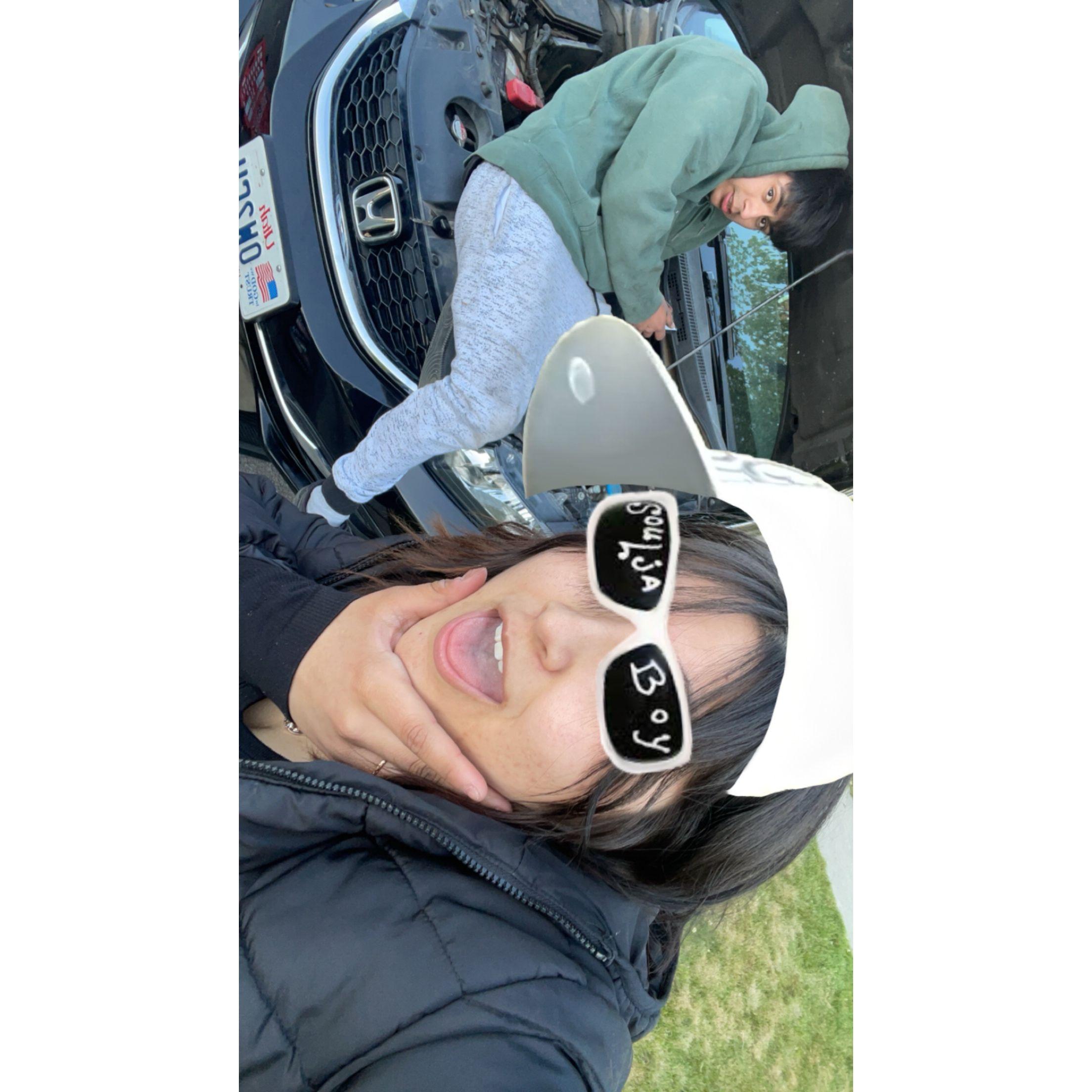 Him fixing my car while i sit there and look pretty but also annoying him | Él arreglando mi carro mientras yo estoy sentada allí viendome bonita pero también a la vez molestando