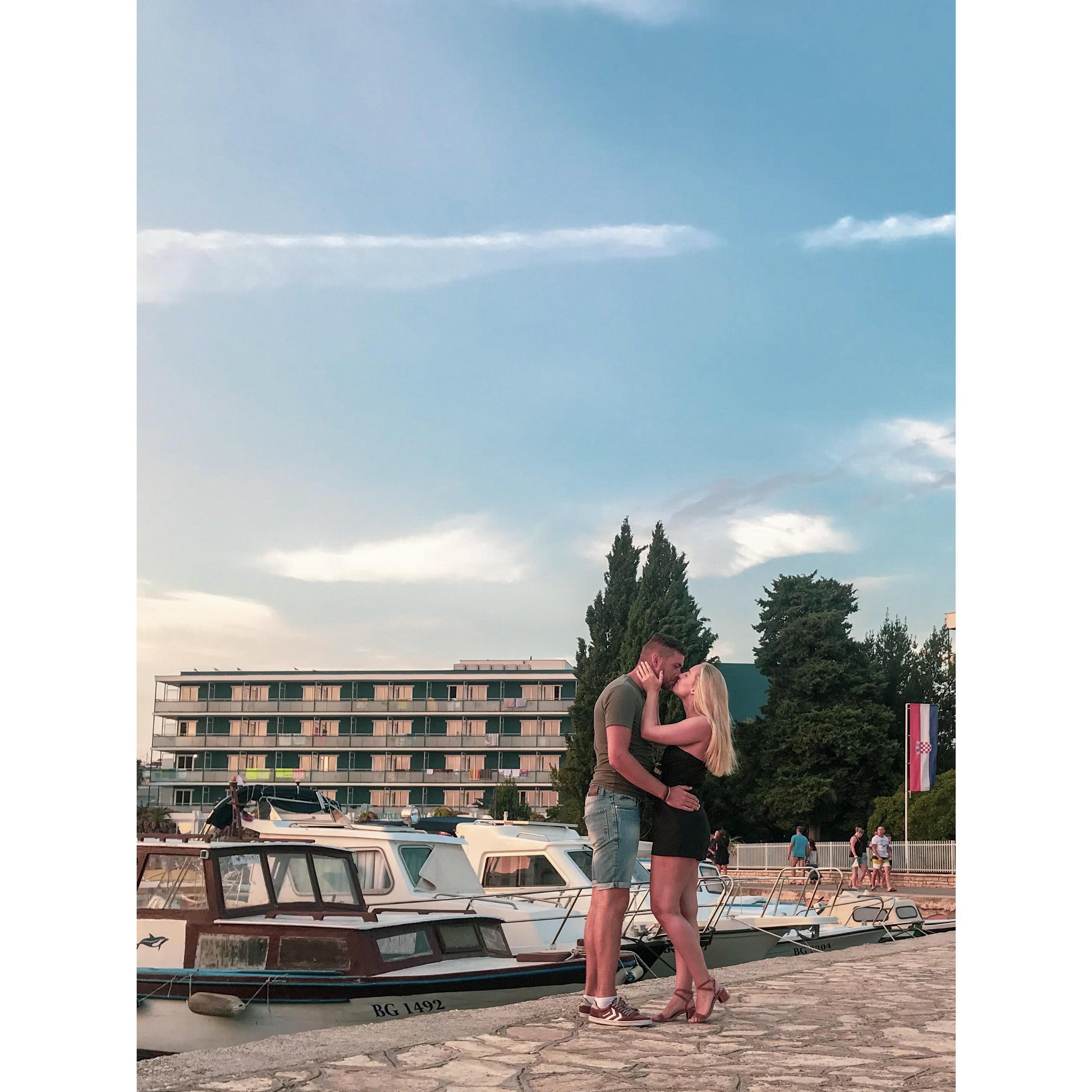 Kjetil og Tonje prøva å reise til minimum 1 nytt land/plass i året. Her på partur til Biograd, Kroatia august 2018.