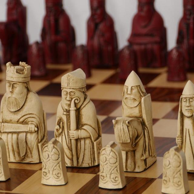 Berkeley Chess Ltd – Isle of Lewis Chess Set – Ivory and Red