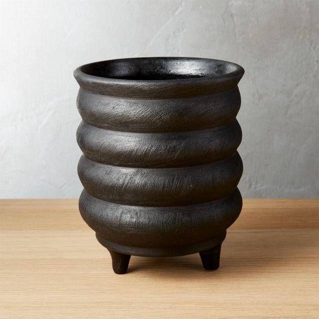 Winnie Round Black Planter