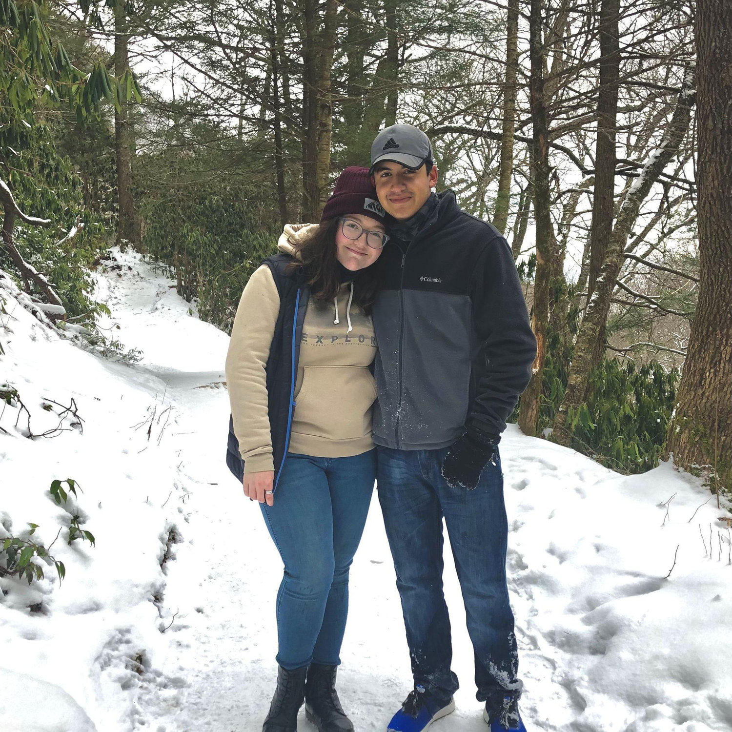 The same ski trip a year later! This trail was COVERED in ice. We both fell a lot!
¡El mismo viaje un año después! Esta camino estaba CUBIERTA de hielo. Willow se cayó y arrastraba a Kayden con ella!