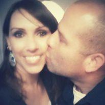 Mary had perfect timing when taking this selfie./Mary tenía el momento perfecto al tomar este selfie.