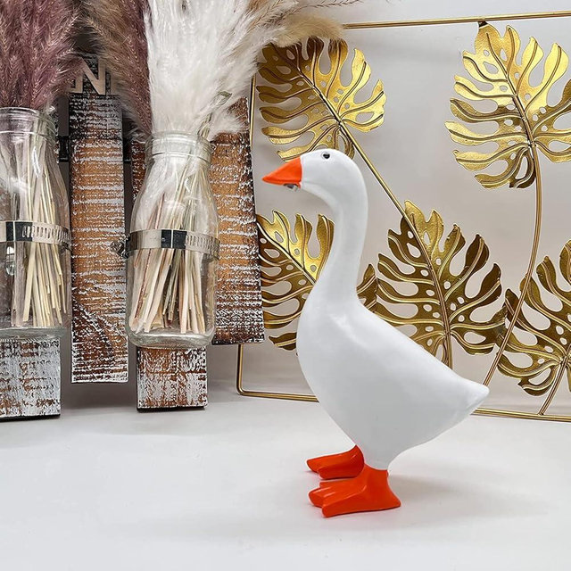 Gladyell Magnetic Goose Key Holder Cute Home Decor Statue,Office Table Desk Decor Resin Goose Duck Statue Sculpture,Tool Holder Home Decoration，Bedroom Decor Housewarming Gift