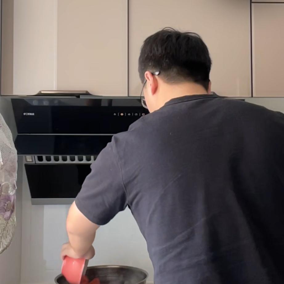 Haonan is an excellent cook! He thinks he will convert Allison into liking eggs because he thinks he makes the best 番茄炒蛋 (stir-fried tomatoes and scrambled eggs) - a common comfort food.