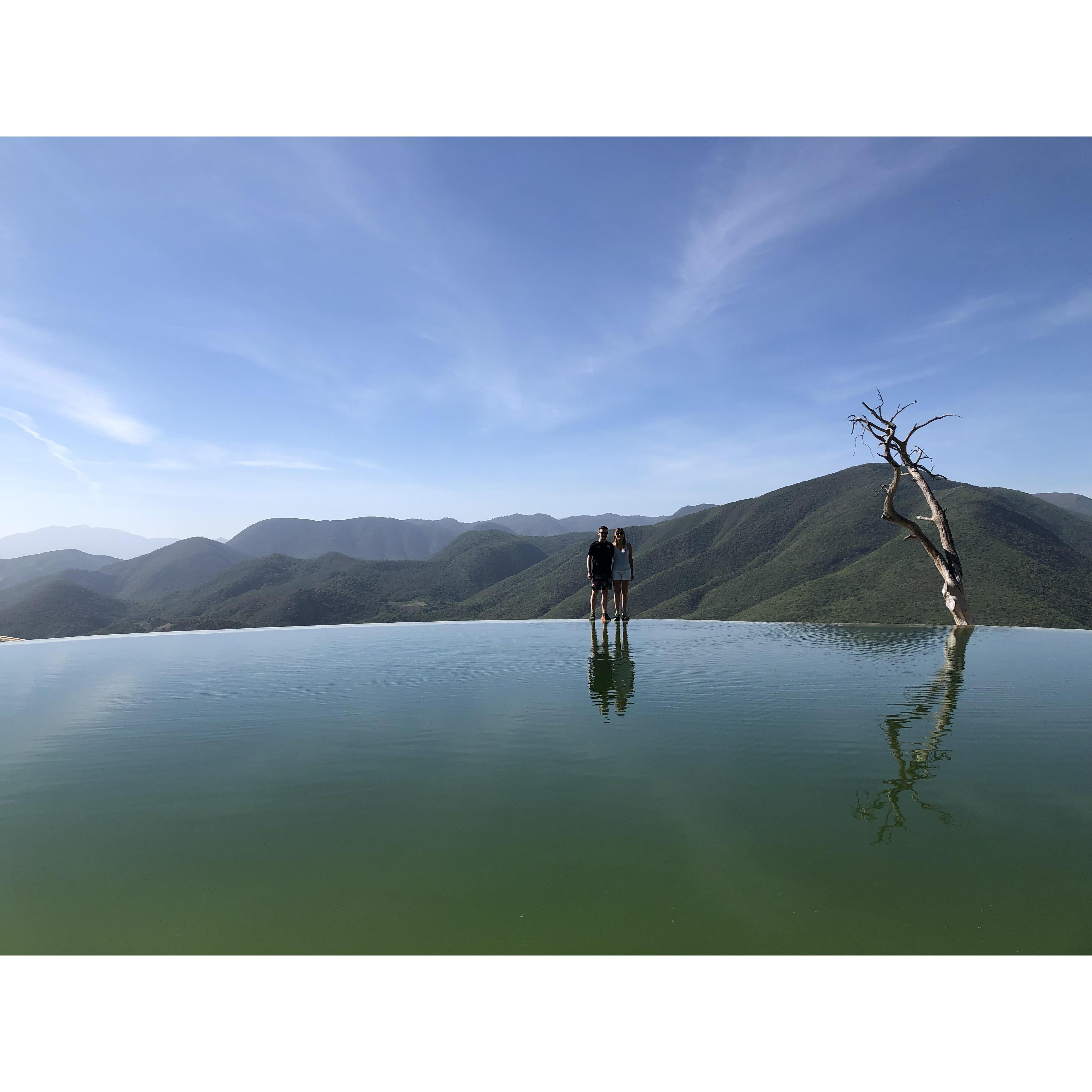 ¡Sí, esos a la lejanía somos nosotros (en México)!
Yes, those people in the distance are us (in México)!