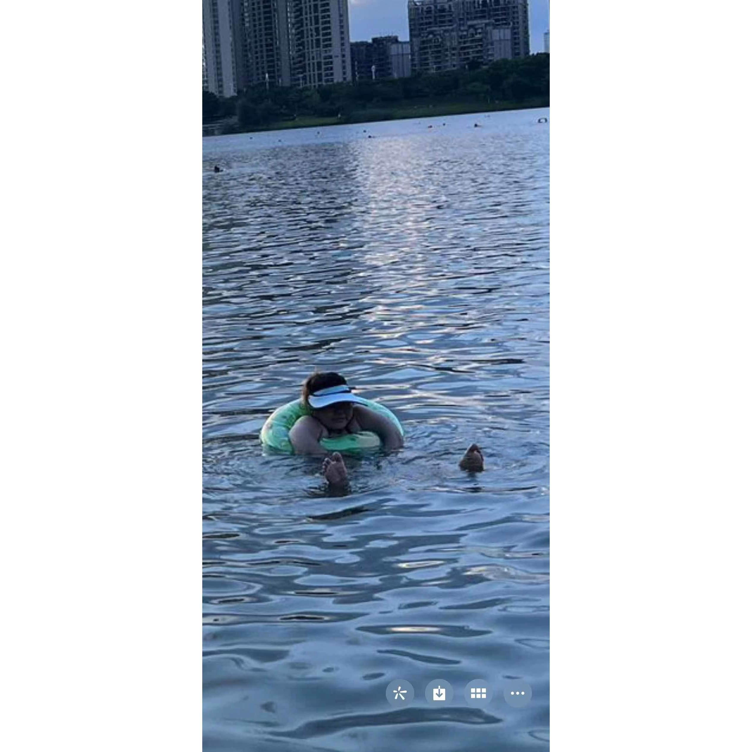 Mari floating in the Huizhou river