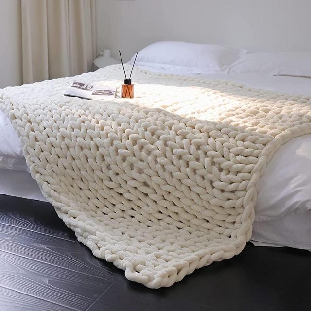 Maetoow Chenille Chunky Knit Blanket Throw （40×50 Inch）, Handmade Warm & Cozy Blanket Couch, Bed, Home Decor, Soft Breathable Fleece Banket, Christmas Thick and Giant Yarn Throws, Cream