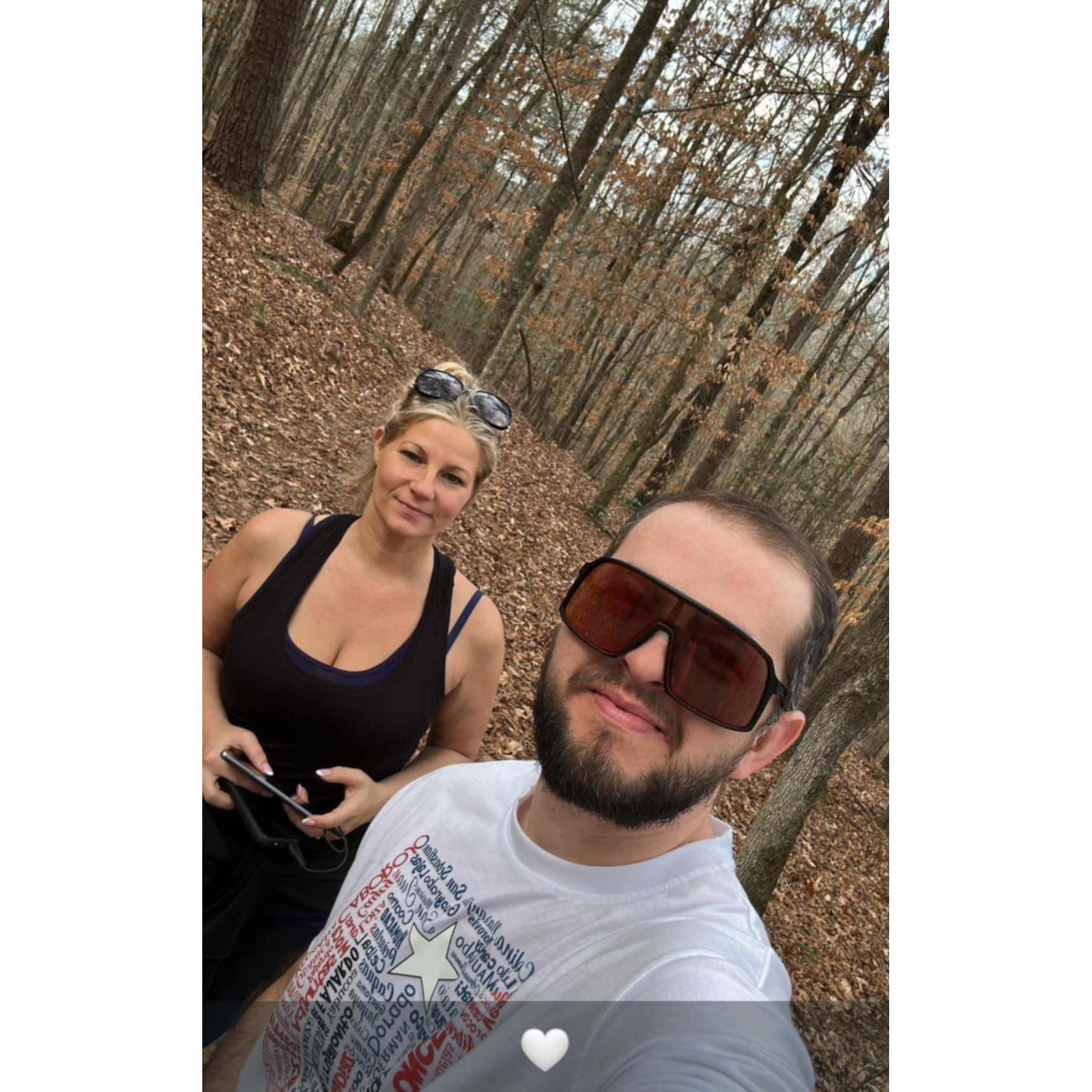 Hiking for the first time together. Por primera vez haciendo senderismo juntos.