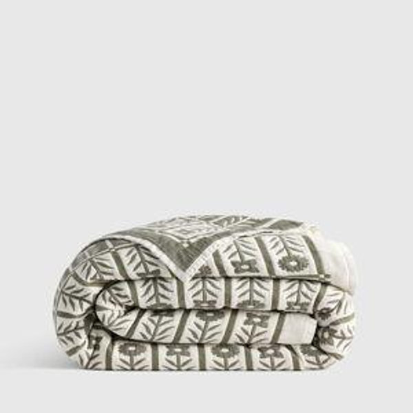 Organic Cotton Jacquard Floral Quilt in Dried Sage