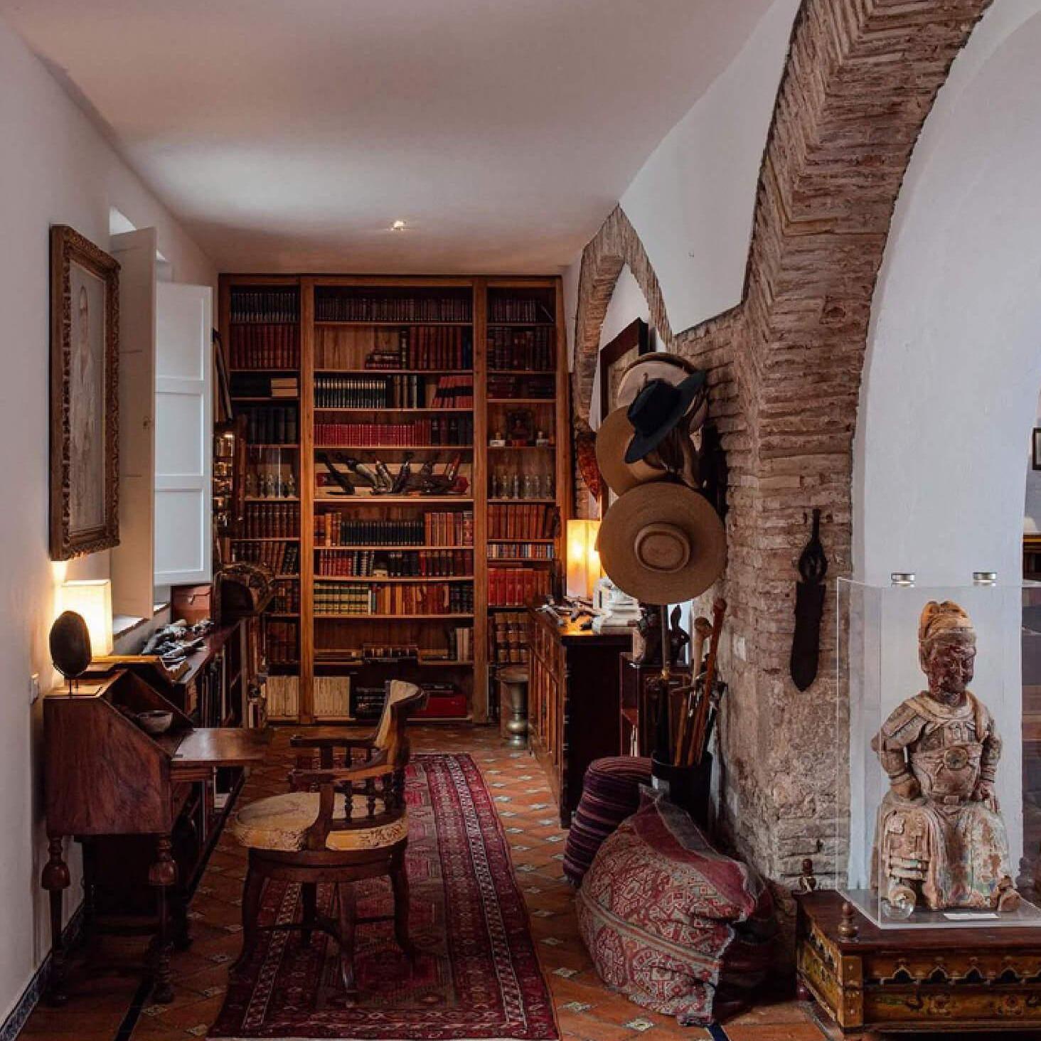 Beautiful rooms with the antiques and vintage book shelves
