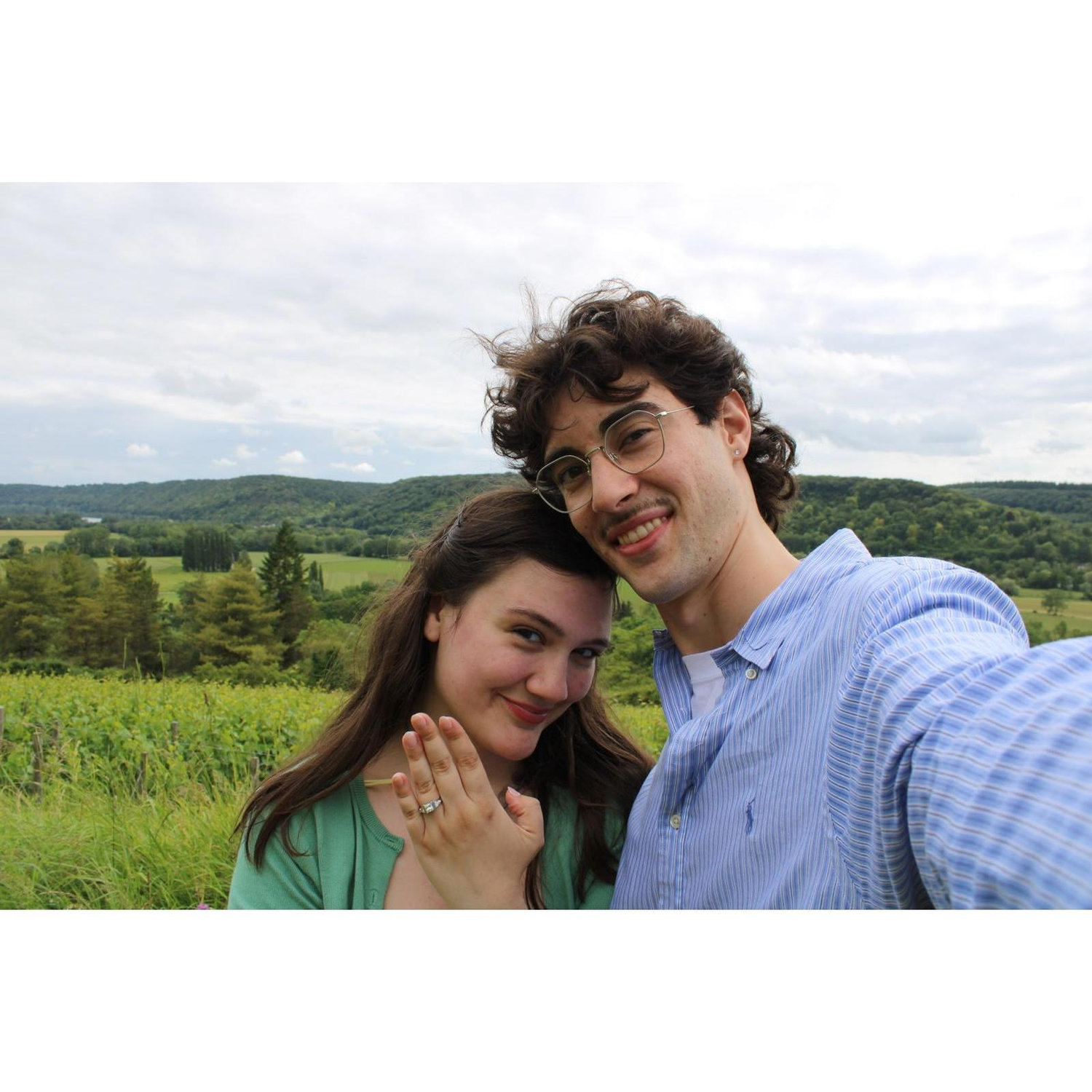 In June 2024, Caio proposed in Giverny, France :) Helena wears her mom's engagement ring that she designed with her father back in '98 :) | Em junho de 2024, Caio pediu a Helena em casamento em Giverny, França :) Helena usa o anel de noivado da mãe dela que ela desenhou com o pai dela em 1998 :)