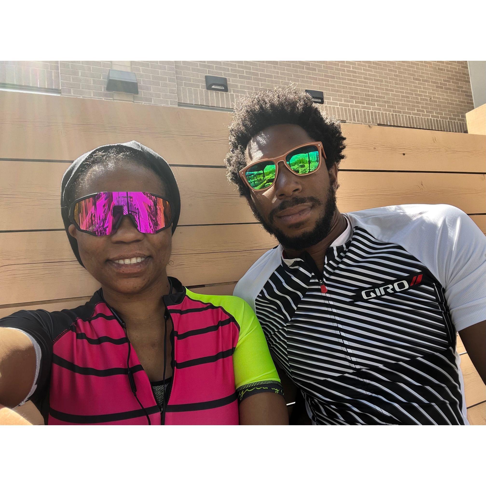 🚴🏽‍♀️🚴🏾